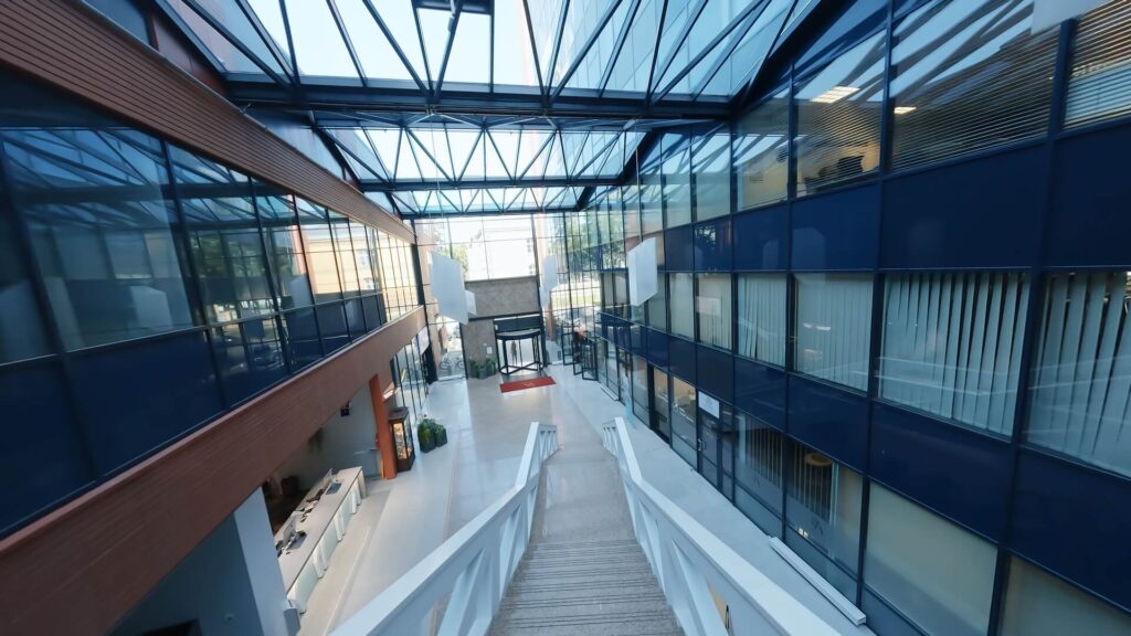 Viešbučio Amberton Hotel Klaipėda vidinis atriumas su stikline konstrukcija