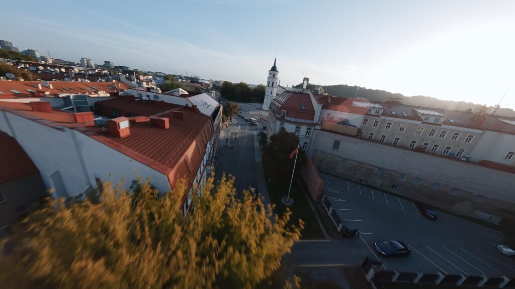 Drono kadras virš Vilniaus senamiesčio prie Amberton Cathedral Square Hotel