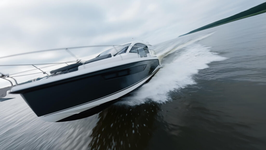 FPV dronu filmuota jachta „4Waves“ – Car2Boat reklamos vaizdas iš oro