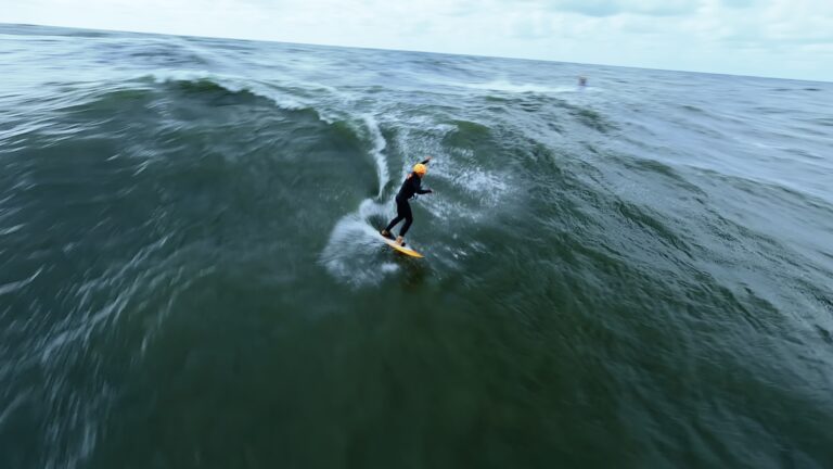 FPV drono kadras, banglentininkas ant lentos Baltijos jūroje