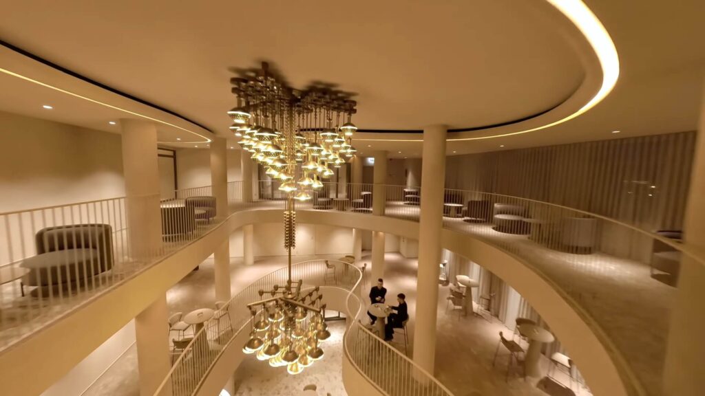 Klaipėdos muzikinio teatro interjeras iš viršaus, FPV drono skrydis