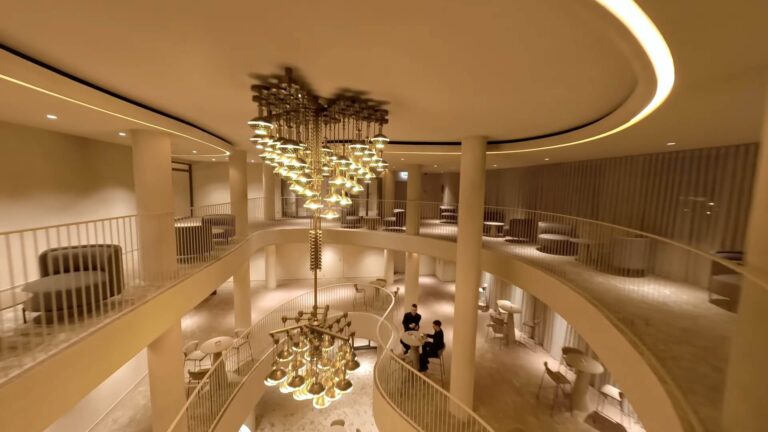 Klaipėdos muzikinio teatro interjeras iš viršaus, FPV drono skrydis