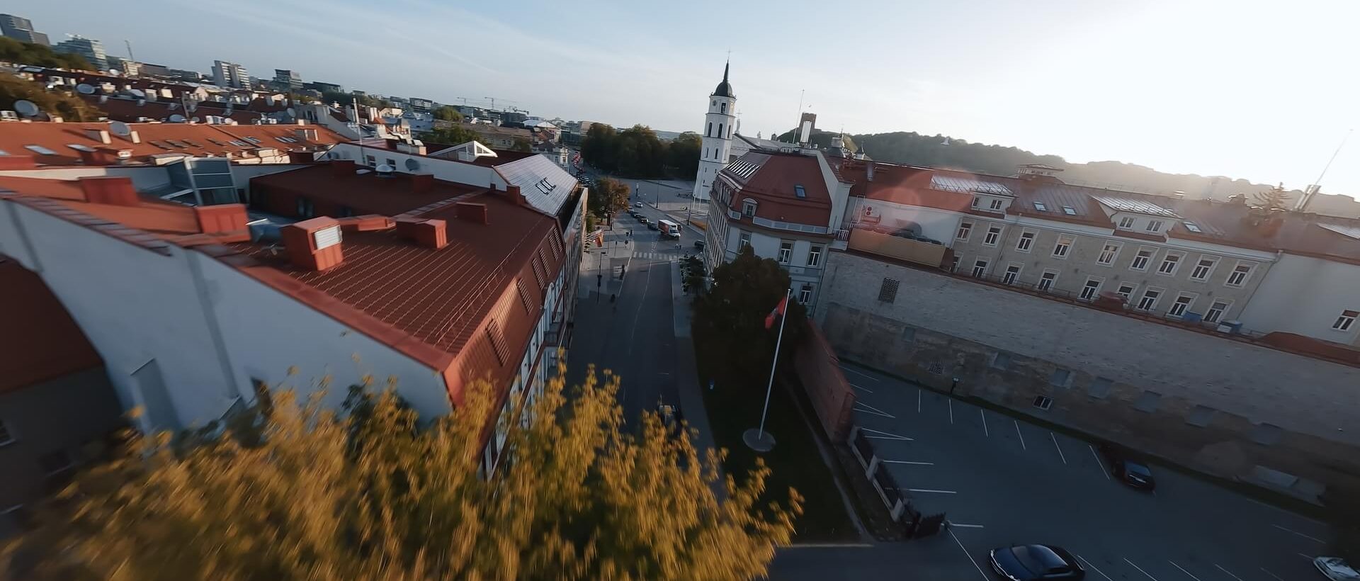 FPV filmavimas Lietuvoje – skrydis dronu Vilniaus rotušėje